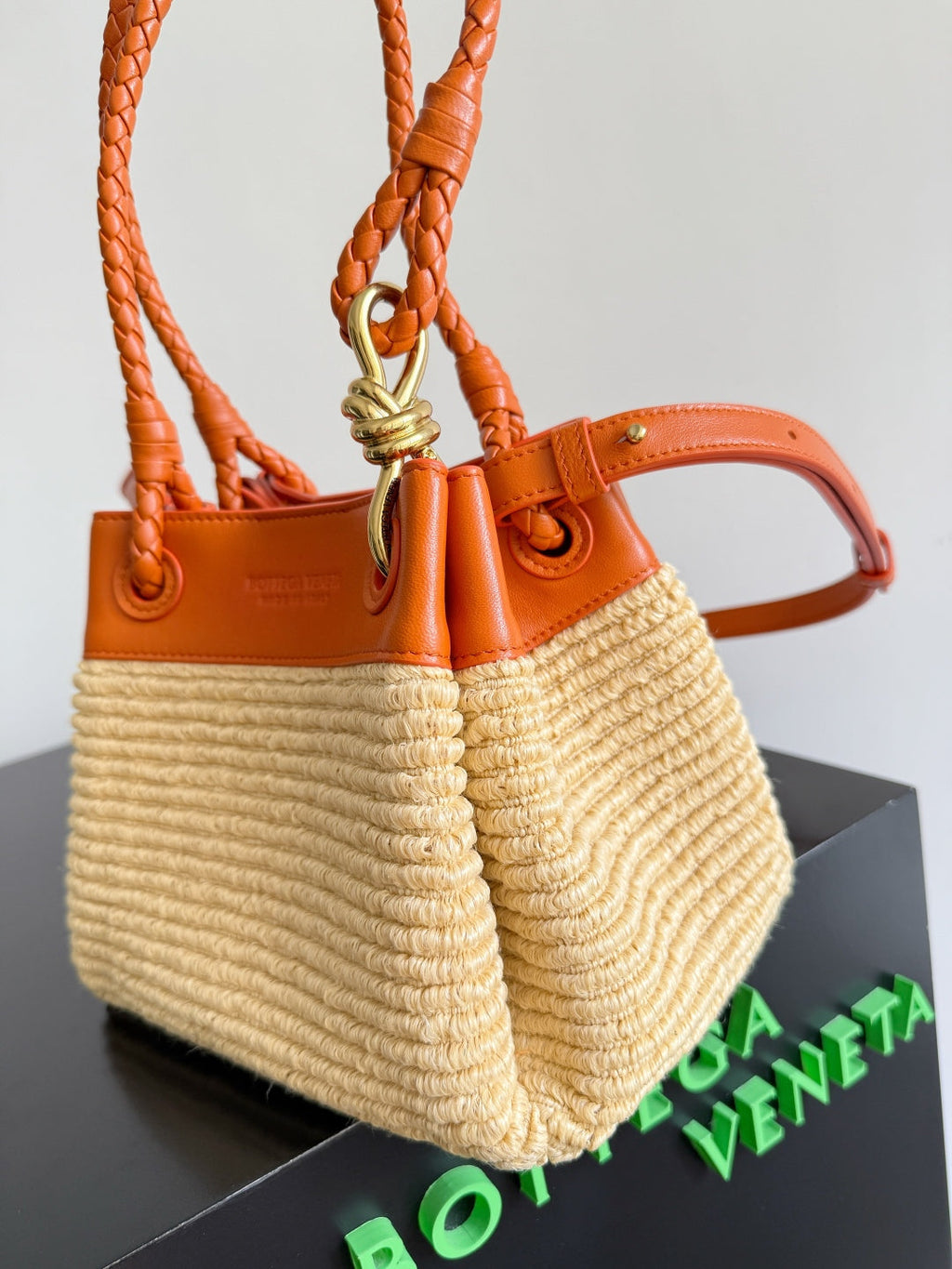 BOTTEGA VENETA 25S SMALL PARACHUTE 20 IN BURNED ORANGE CALFSKIN AND RAFFIA