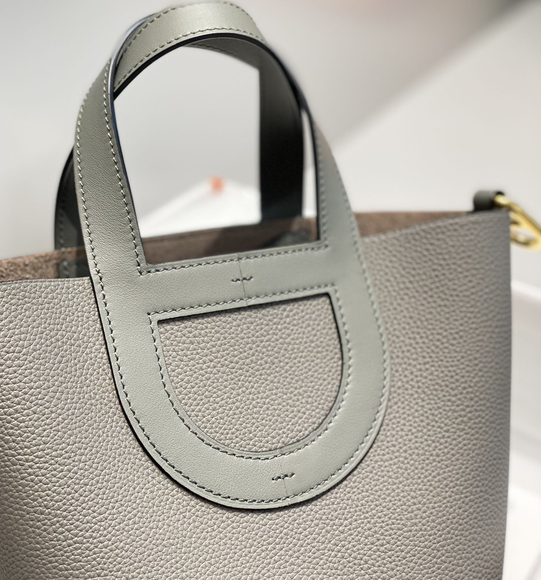 HERMES 25S IN THE LOOP 18 IN ETOUPE CALFSKIN GOLD HARDWARE