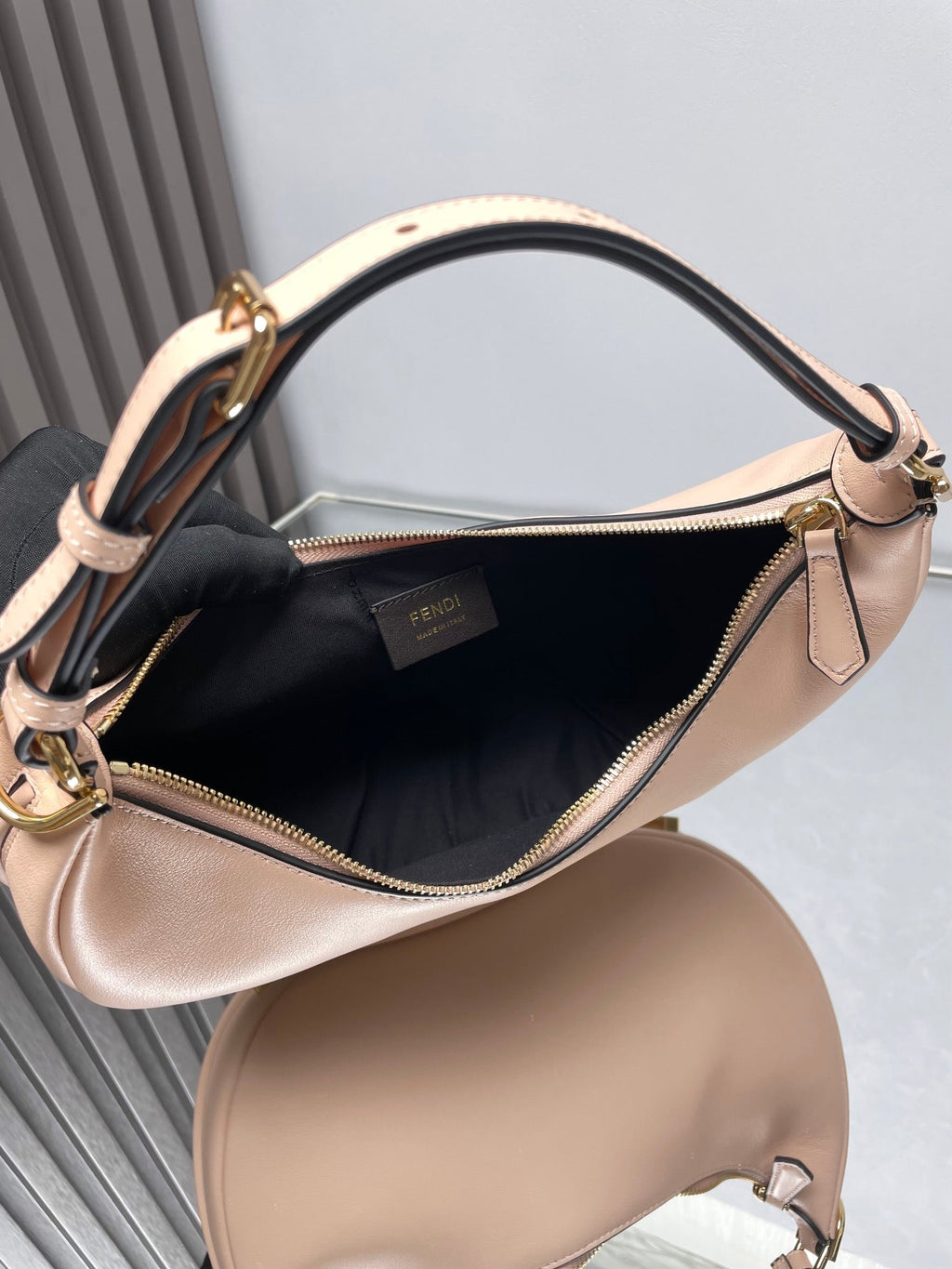 FENDIGRAPHY MEDIUM 29 IN BISQUE SMOOTH LAMBSKIN GOLD HARDWARE